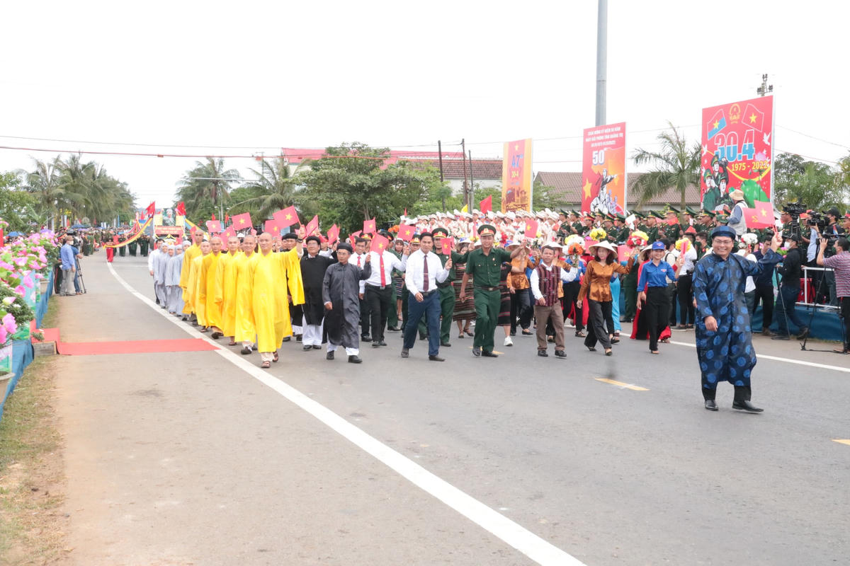 Đội hình duyệt đội ngũ gồm 8 hàng dọc, 10 hàng ngang, có 01 đồng chí khối trưởng, tổng cộng mỗi khối 81 người.