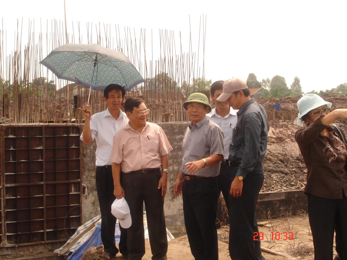 GS Phạm Hồng Giang (thứ hai từ trái sang) trên công trình xây dựng đập- âu tầu Cửa Hội, Ninh Bình (năm 2001).