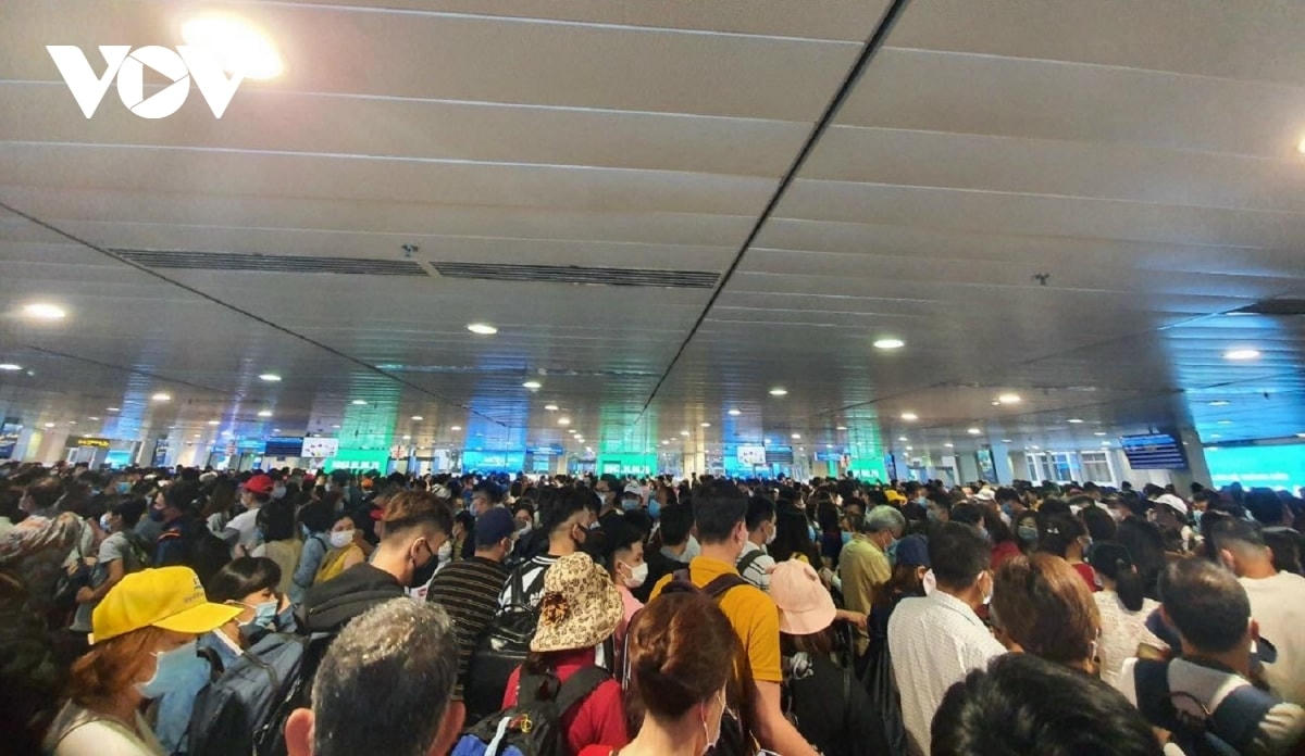 Cảnh ùn tắc nghiêm trọng tại CHK Tân Sơn Nhất trong nhiều ngày qua.  