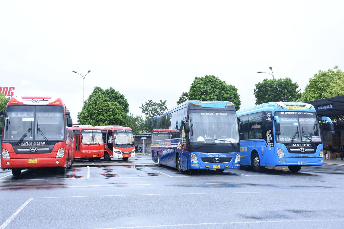 Sau khi hạ cấp độ dịch, 2 bến xe khách liên tỉnh ở TP Hải Phòng là bến xe khách Thượng Lý (quận Hồng Bàng), bến xe khách Đồ Sơn (quận Đồ Sơn) được hoạt động trở lại.
