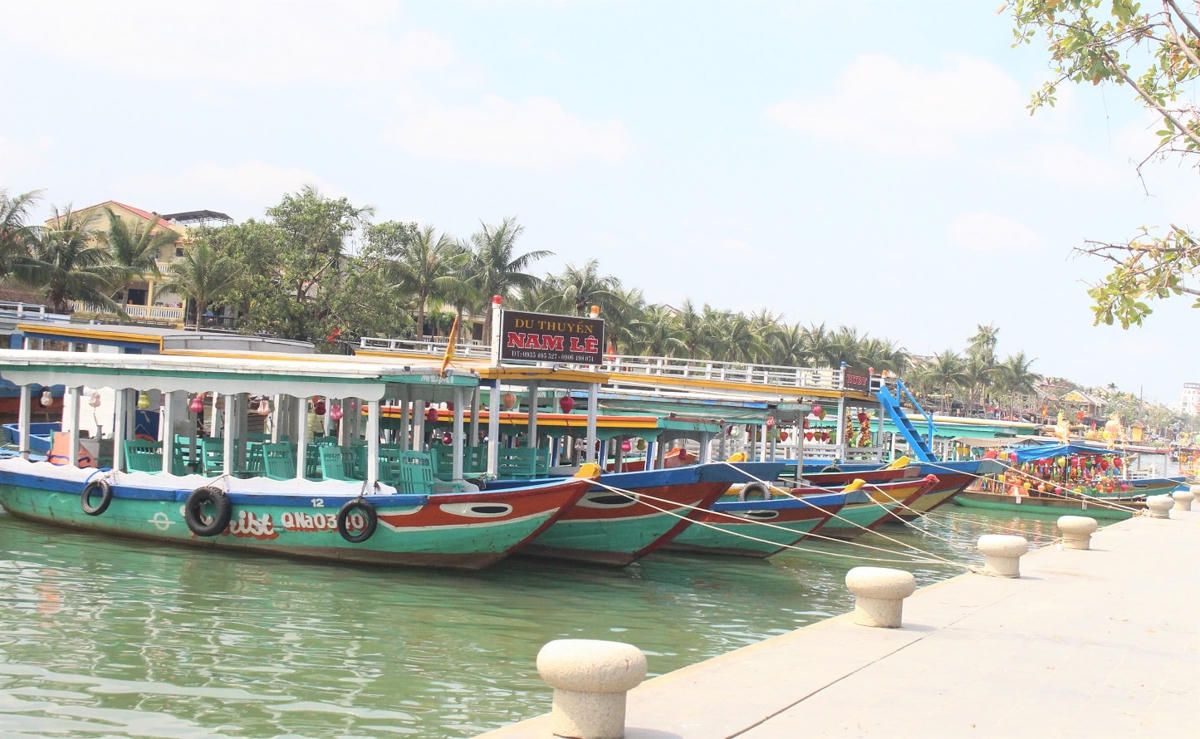 Ế khách các ghe, thuyền đành nằm bờ tại sông Hoài.
