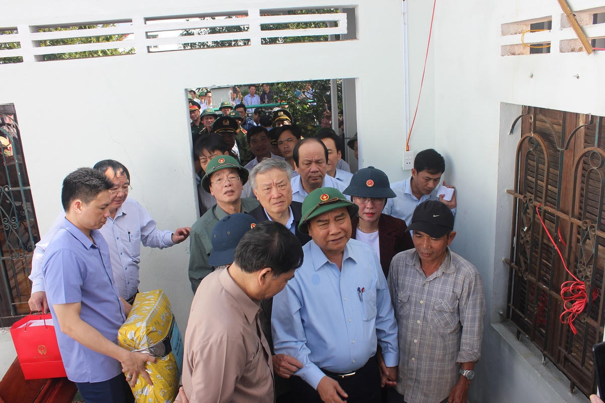 Thủ tướng Nguyễn Xuân Phúc động viên, thăm hỏi người dân bị thiệt hại do mưa bão ở Quảng Ngãi.