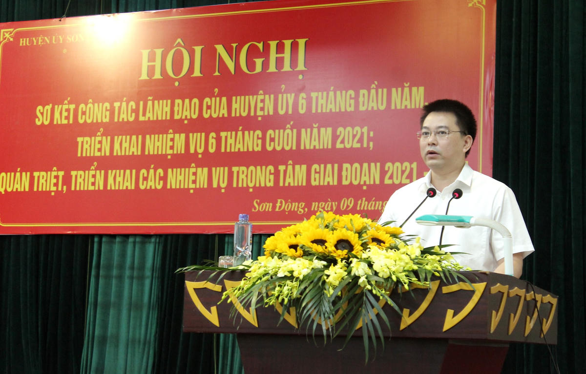 Bí thư Huyện uỷ Ngụy Văn Tuyên phát biểu tại hội nghị.