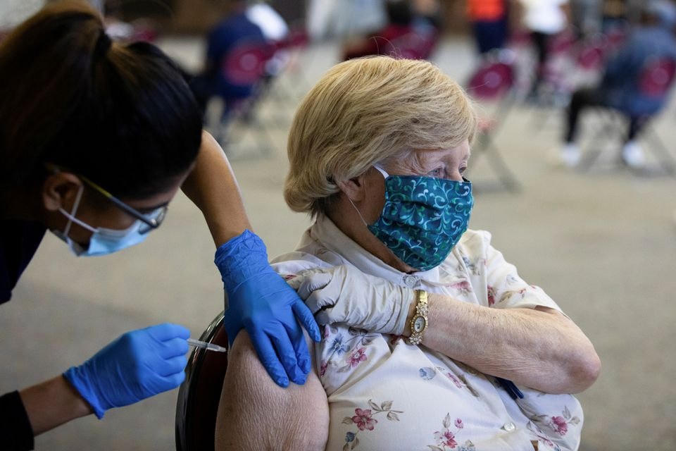 Một bệnh nhân được tiêm vaccine ngừa Covid-19 trong một phòng khám tiêm chủng Pfizer-BioNTech ở Southfield, Michigan, Mỹ.