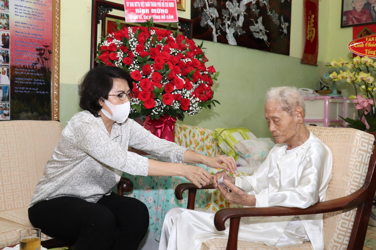 Bà Tô Thị Bích Châu, Chủ tịch Ủy ban MTTQ Việt Nam TP HCM thăm và chúc mừng thượng thọ nhân dịp cư sĩ Tống Hồ Cầm tròn 104 tuổi (ngày 21/2/2022).