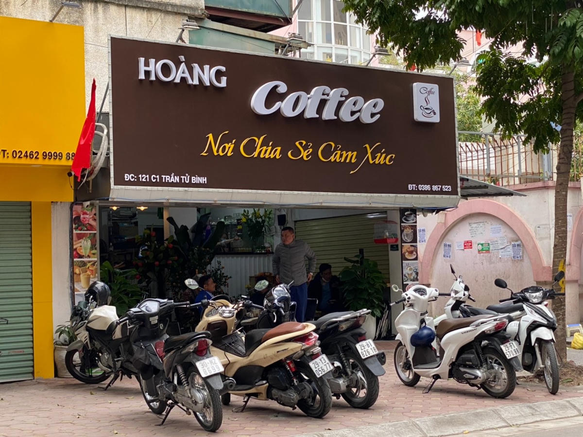 Một quán cafe tại Trần Tử Bình mở cửa, thực hiện bán hàng như bình thường. Ảnh: L.A.