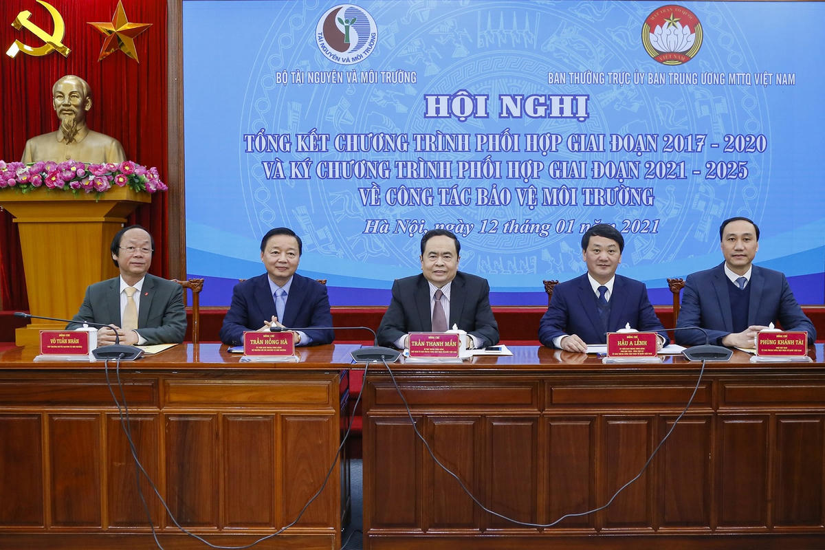 Chủ tịch Trần Thanh Mẫn, Bộ trưởng Bộ Tài nguyên và Môi trường Trần Hồng Hà, Phó Chủ tịch - Tổng Thư ký Hầu A Lềnh, Phó Chủ tịch Phùng Khánh Tài và ông Võ Tuấn Nhân, Thứ trưởng Bộ Tài nguyên và Môi trường chủ trì Hội nghị.