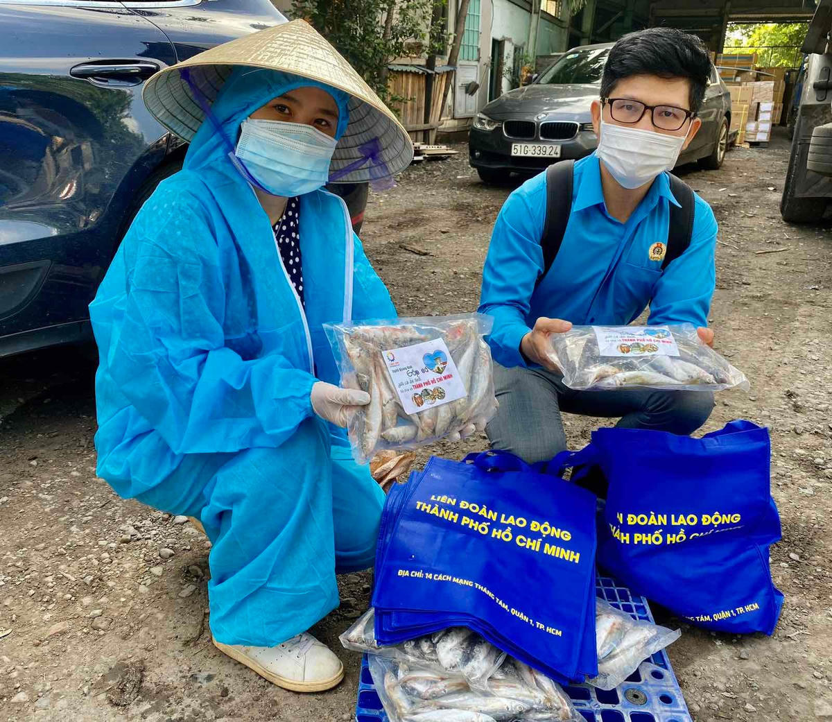 Chuẩn bị phân phát cá cho người dân