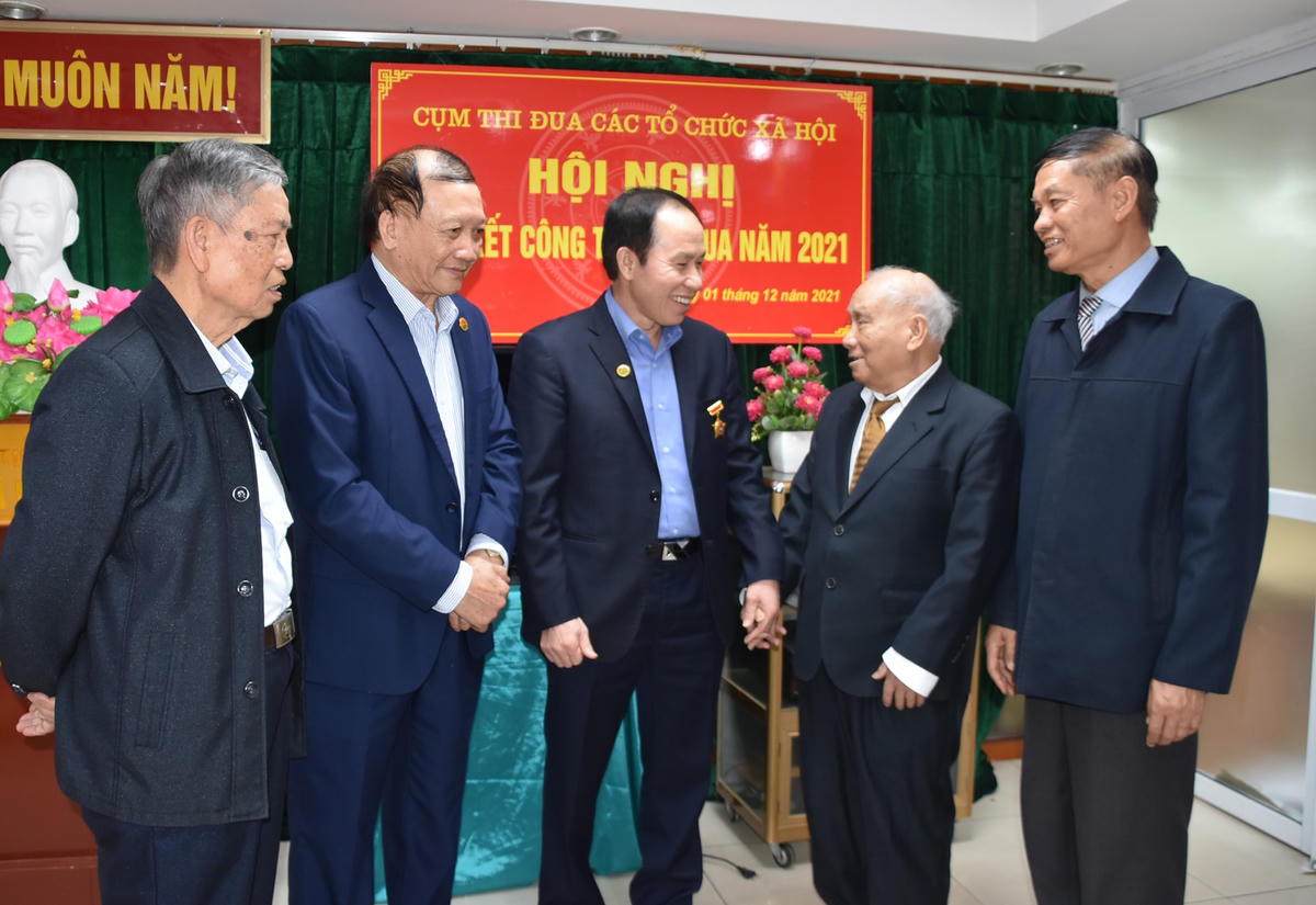 Phó Chủ tịch - Tổng Thư ký Lê Tiến Châu gặp gỡ, trao đổi cùng các đại biểu tham dự Hội nghị.