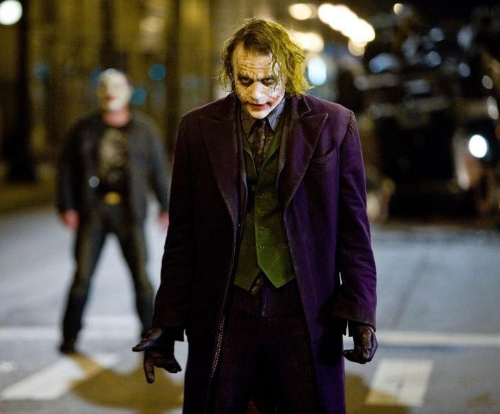 The Dark Knight được đánh giá là bộ phim Batman xuất sắc nhất mọi thời đại với công sức rất lớn của “gã hề” Joker cho Heath Ledger thể hiện. Chỉ cần hình dung lại bộ vét tím sẫm của Joker, không ít khán giả đã cảm thấy “lạnh gáy”.