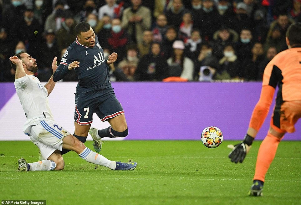 Tình huống Mbappe kiếm về quả phạt đền ở phút 60.