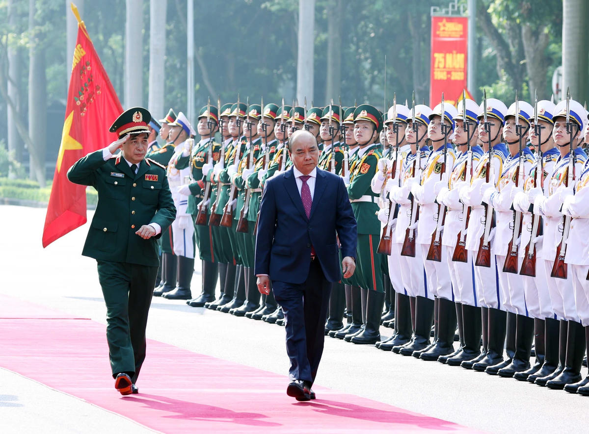 Thủ tướng Nguyễn Xuân Phúc duyệt đội danh dự tại lễ đón. Ảnh VGP/Quang Hiếu.
