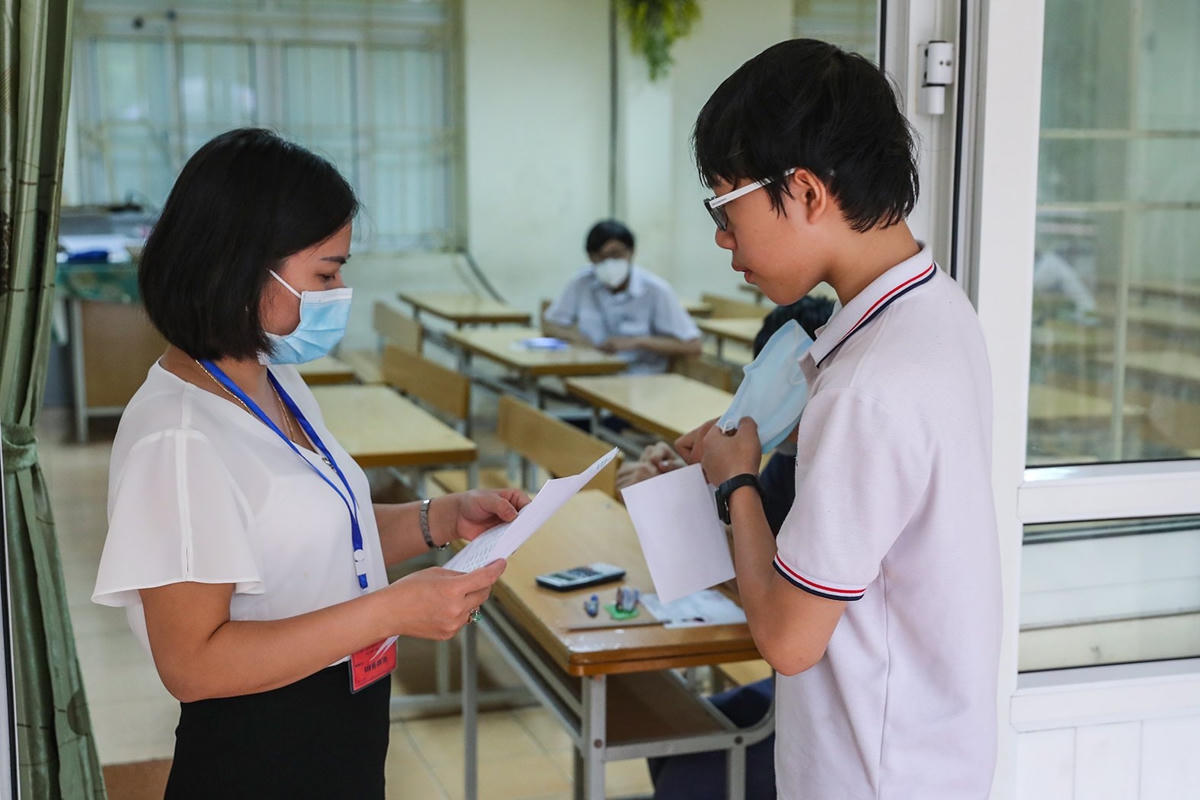 Gọi thí sinh vào phòng thi (ảnh Phạm Quang Vinh).