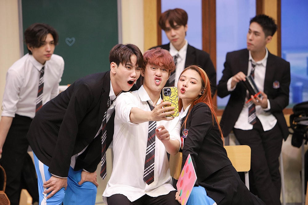 Các thành viên của Lớp học hoàn mỹ chụp ảnh tự sướng vô cùng lầy lội.