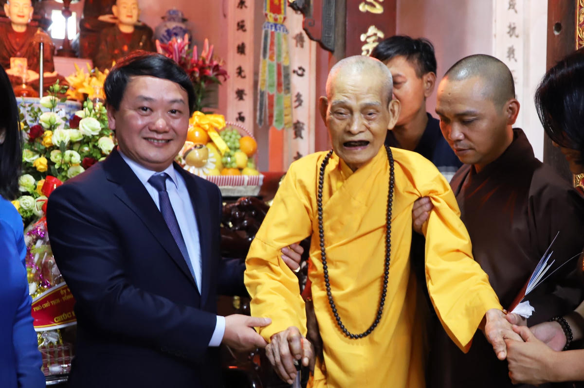 Phó Chủ tịch - Tổng Thư ký Hầu A Lềnh cùng Đại lão Hòa thượng Thích Phổ Tuệ.