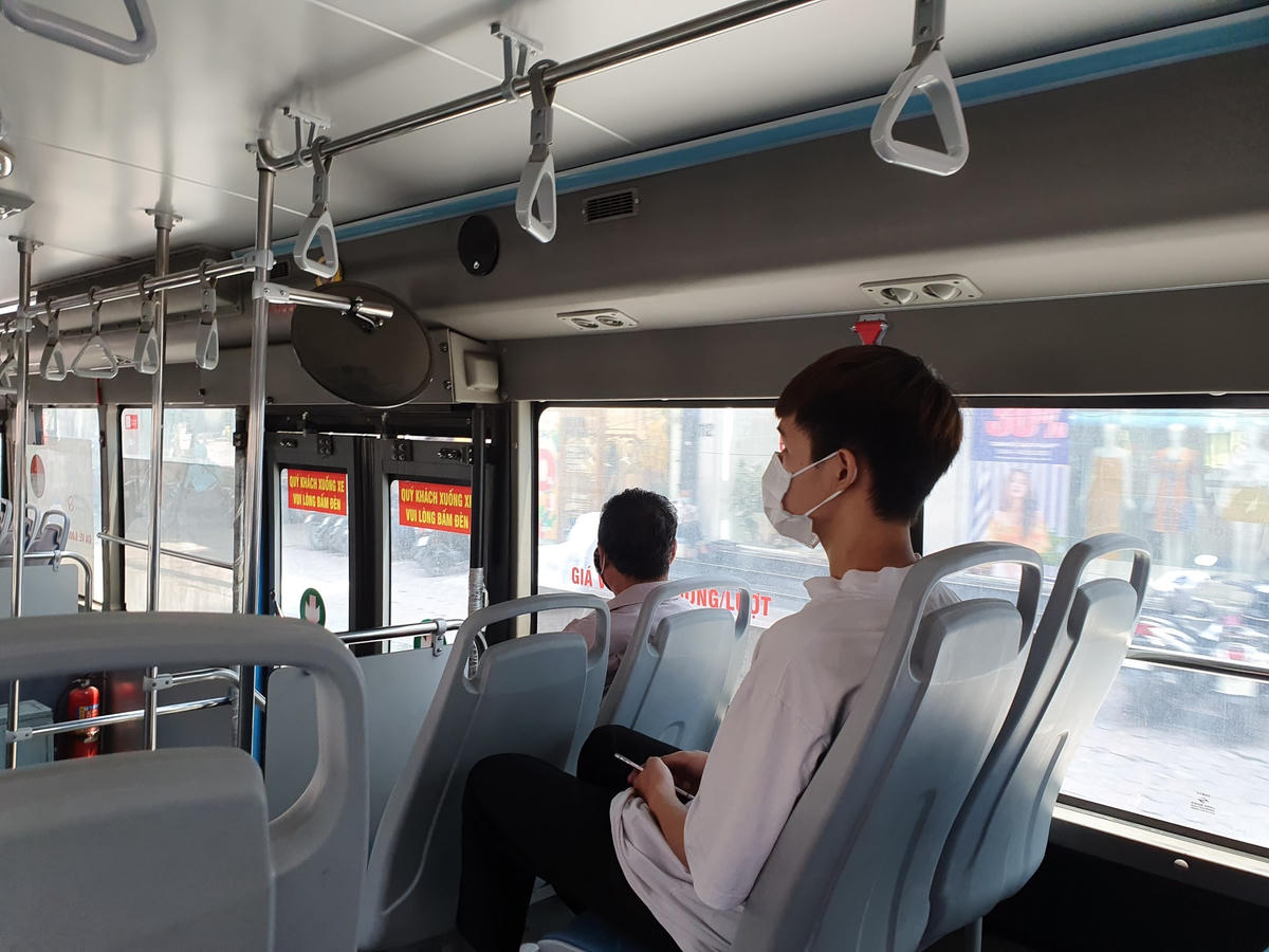 Nguyễn Đức Cường (19 tuổi, sinh viên Trường Đại học KHXH&NV) cho biết: "Đã lâu rồi em mới đi xe buýt, không ngờ lên xe lại vắng vẻ như vậy. Mỗi khi đủ số lượng hành khách là phụ xe sẽ không cho người khác lên. Trên xe, hành khách cũng liên tục được nhắc nhở đeo khẩu trang theo đúng quy định". 