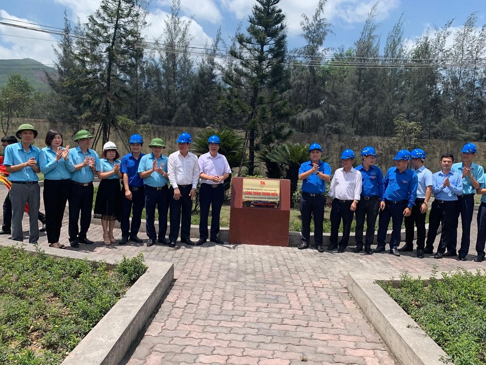 Các đại biểu khánh thành công trình “Khuôn viên vườn cây thanh niên” do Đoàn Thanh niên Công ty Tuyển Than Hòn Gai – Vinacomin, phường Hà Khánh, TP Hạ Long đảm nhận.