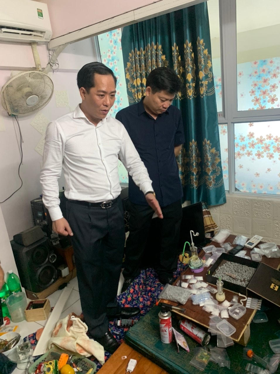 Thượng tá Phạm Mạnh Hùng, Phó Giám đốc Công an tỉnh Thái Bình chỉ đạo tại nơi khám xét
