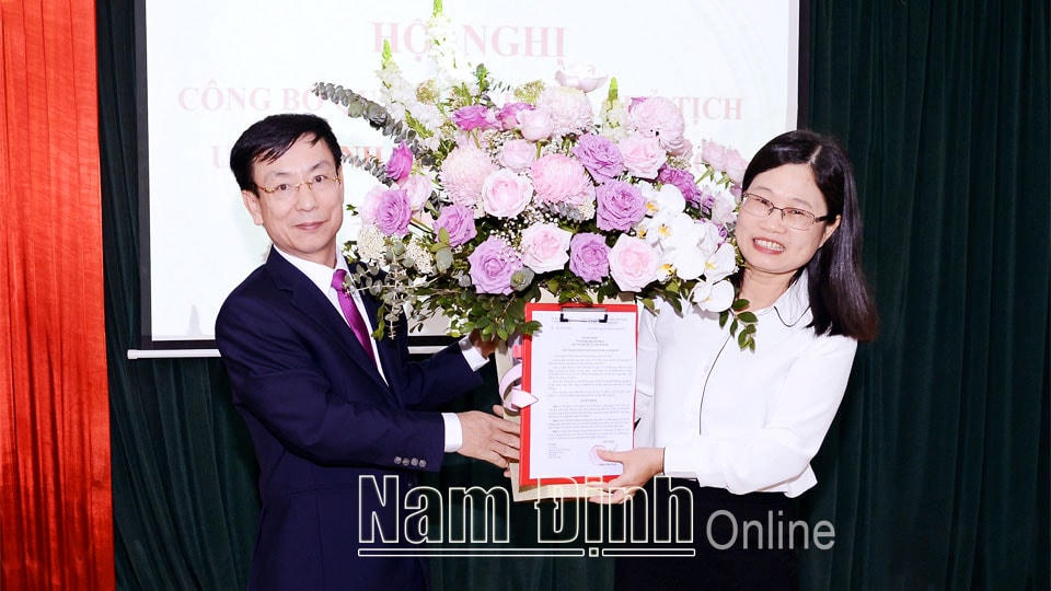 Chủ tịch UBND tỉnh Nam Định Phạm Đình Nghị trao quyết định tiếp nhận, bổ nhiệm cho bà Vũ Thị Kim. Ảnh: Báo Nam Định
