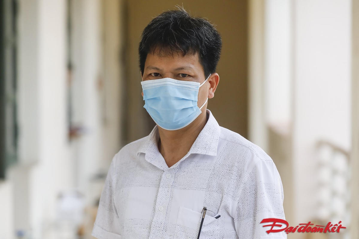 Bác sĩ Kiều Văn Thuỷ, Trưởng khoa Kiểm soát bệnh tật Trung tâm Y tế huyện Thạch Thất phụ trách điểm tiêm chủng lưu động tại khu cách ly Trung tâm Giáo dục an ninh Quốc phòng Đại học Quốc gia Hà Nội. Ảnh: Quang Vinh.
