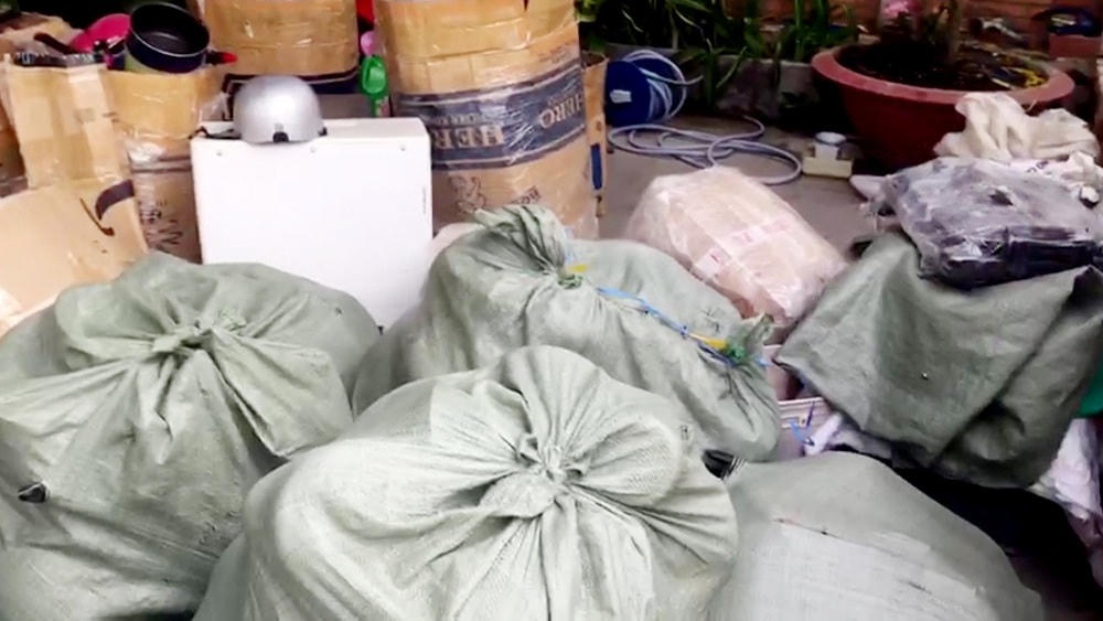 Cận cảnh hơn 1,3 tấn hàng nghi lậu chất đầy nhà thượng tá biên phòng