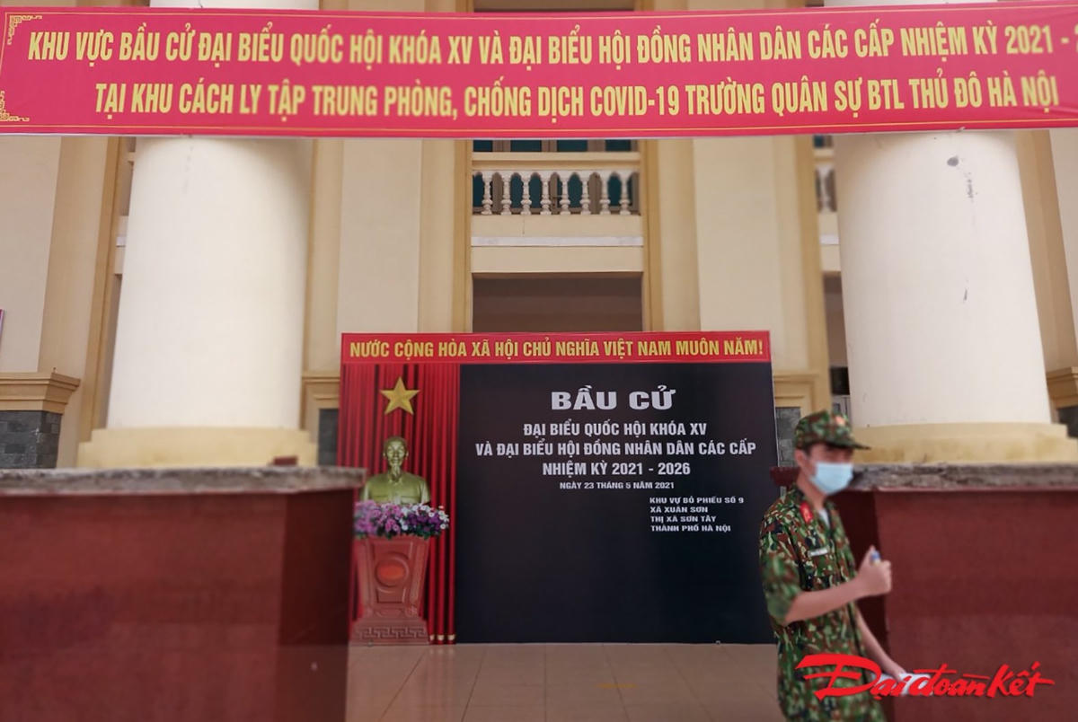 Khu vực bầu cử được chuẩn bị trong khu cách ly công dân. Ảnh: Quang Vinh. 