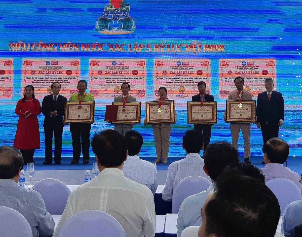 Đại diện Tổ chức Kỷ lục Việt Nam trao 5 kỷ lục mới xác lập cho Ban tổ chức.