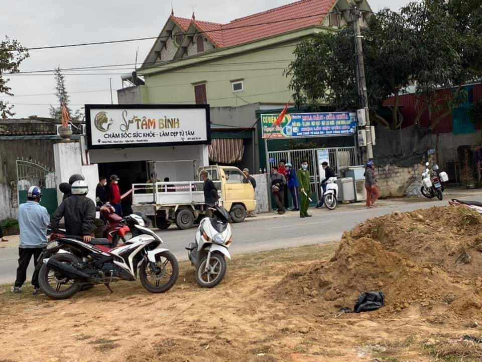 Tiệm spa của người vợ mới khai trương được khoảng 1 tuần.