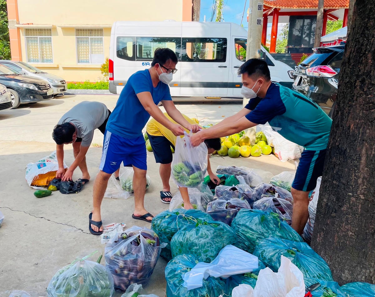 Hàng cứu trợ được tập kết tại một điểm để người dân tới lấy về dùng.