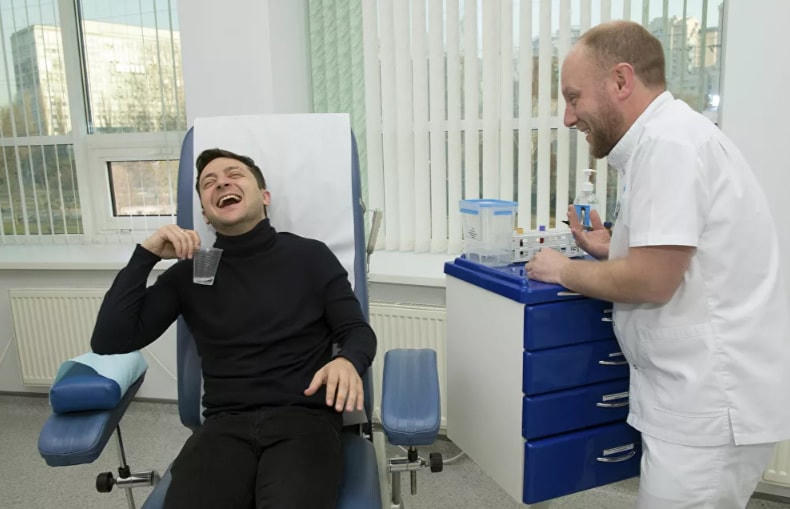 Tổng thống Ukraine Volodymyr Zelenskiy cười thoải mái khi đi xét nghiệm máu ở Kiev, Ukraine, năm 2019.