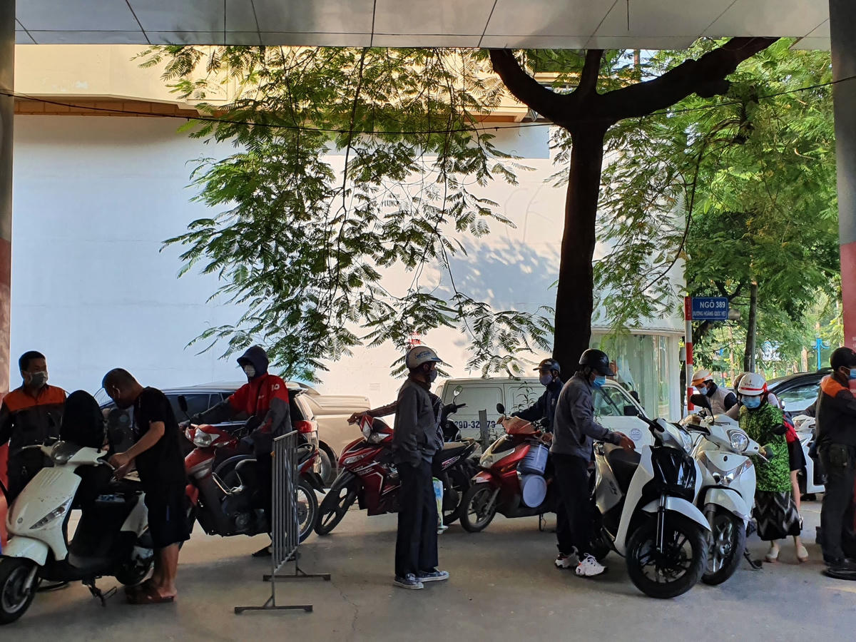 Trước đó, vào chiều qua (25/10), nhiều cây xăng cũng đã "thất thủ" giờ tan tầm vì lượng người vào mua xăng tăng đột biến.