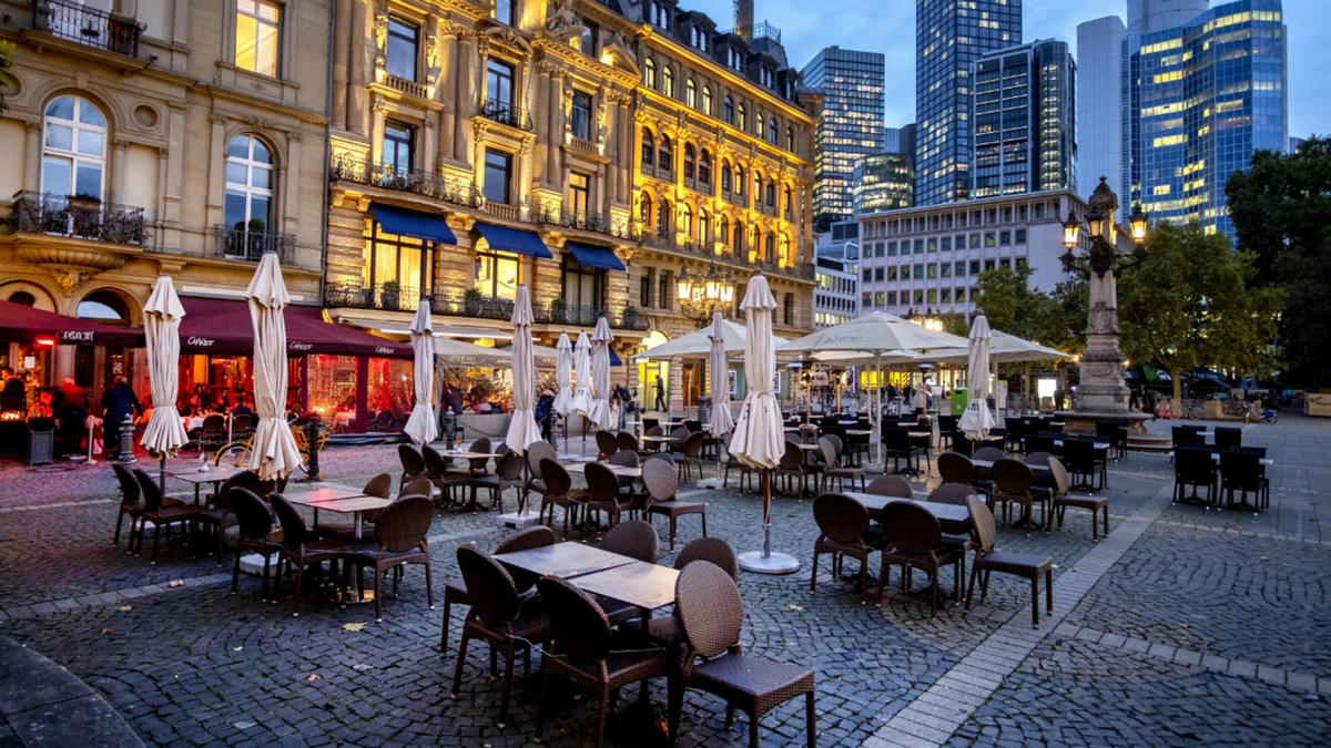 Một nhà hàng vắng khách trên đường phố Berlin. Nguồn: Getty.