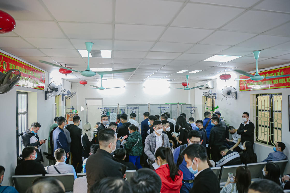 Thiếu tá Tạ Quang Minh - Đội đăng ký, Quản lý phương tiện giao thông cơ giới đường bộ - Cơ sở Đăng ký xe số 2, cho biết: “Hôm nay là ngày đầu tiên giảm 50% phí trước bạ, lượng người dân đã mua xe từ hàng tháng trước chờ đợi đến hôm nay đến đăng ký tăng cao hơn khoảng 3 lần so với ngày thường. Để đáp ứng nhu cầu của người dân, chúng tôi đã tăng cường lực lượng cũng như bố trí máy móc để người dân đến đăng ký được thuận lợi nhất".
