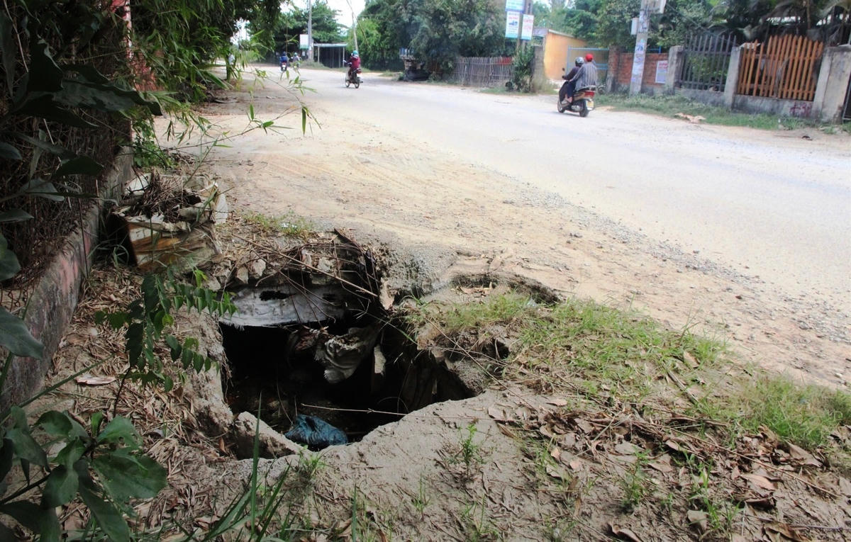 Các ống cống bên đường không có nắp.