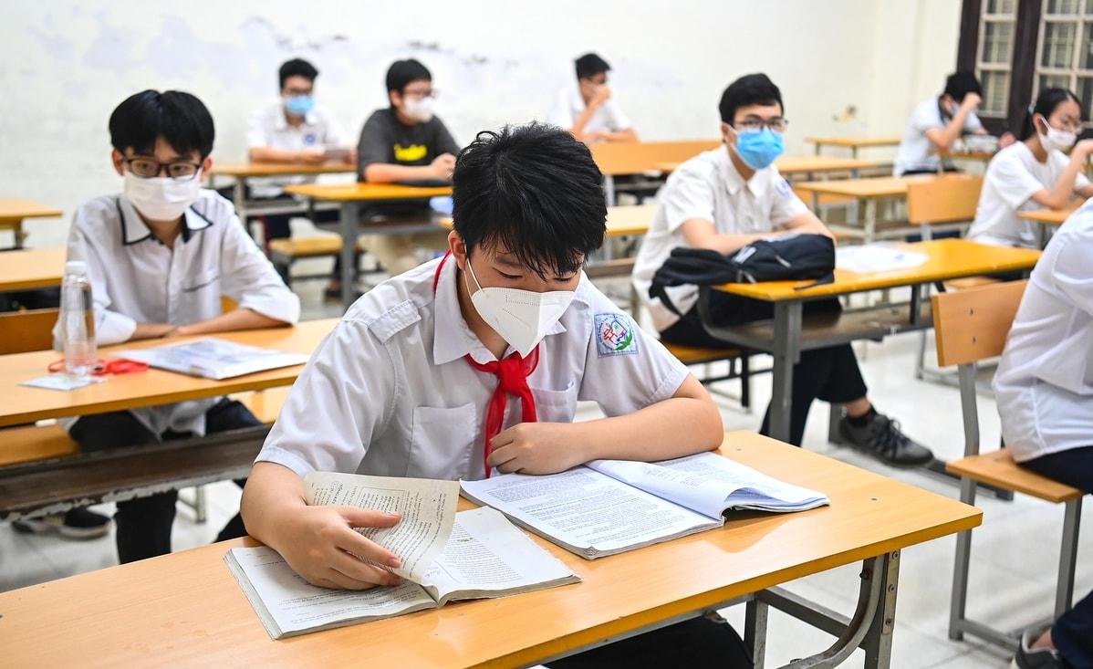 Thí sinh tranh thủ ôn bài trước giờ thi. Ảnh: Giang Huy.