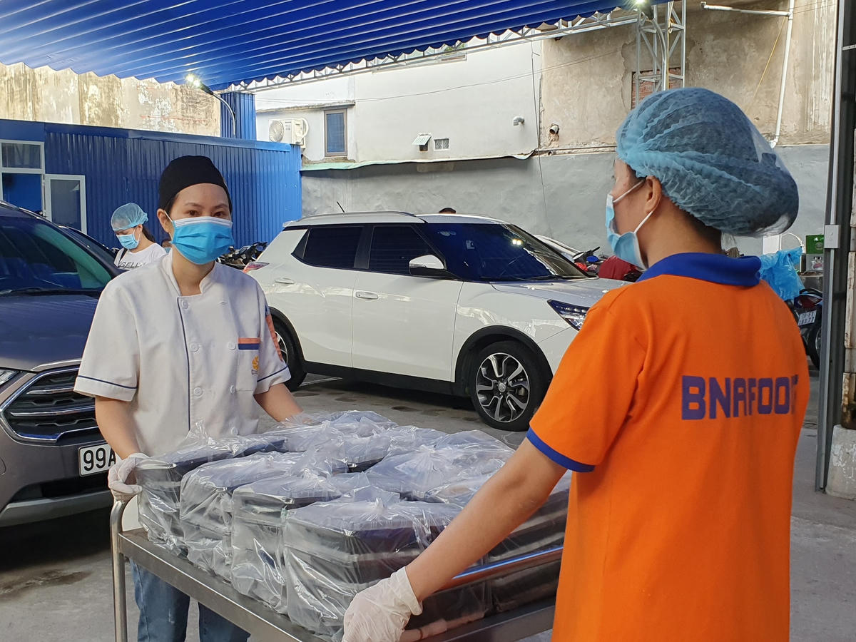 'Ngân hàng thực phẩm' trao hàng ngàn suất cơm hỗ trợ lực lượng tuyến đầu