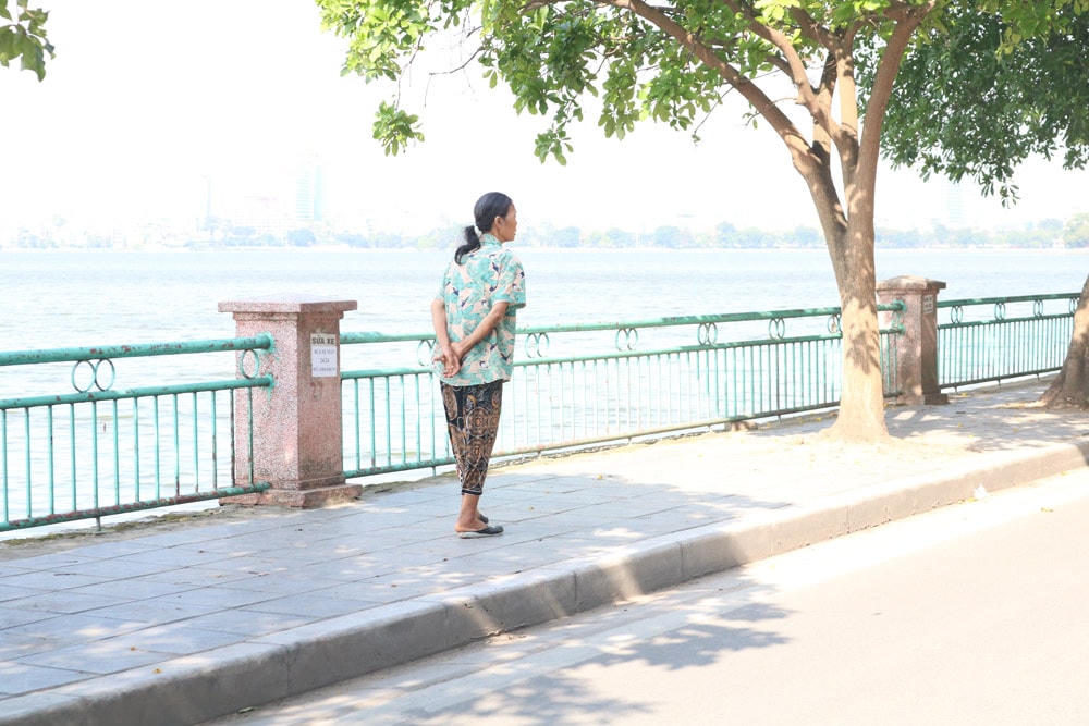 [ẢNH] Hà Nội: Người dân vẫn ‘vô tư’ tập thể dục, chụp ảnh không đeo khẩu trang ở Hồ Tây