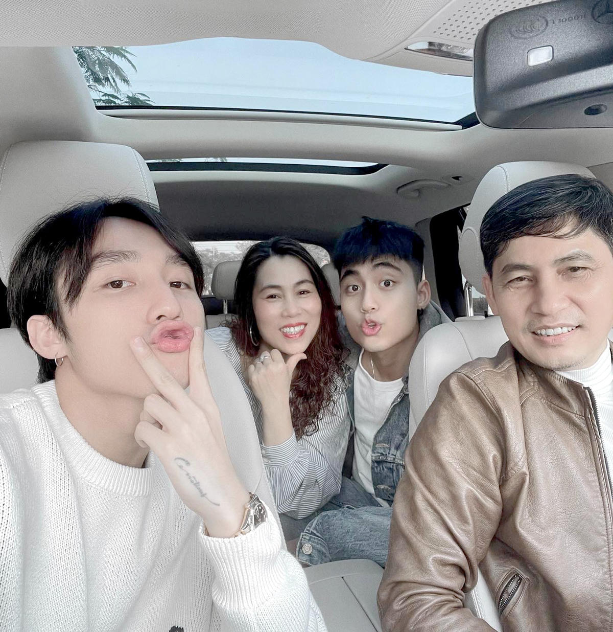 Bỏ qua lùm xùm "Trà xanh", Sơn Tùng M-TP hạnh phúc đón Tết cùng bố mẹ và em trai ở quê nhà Thái Bình.