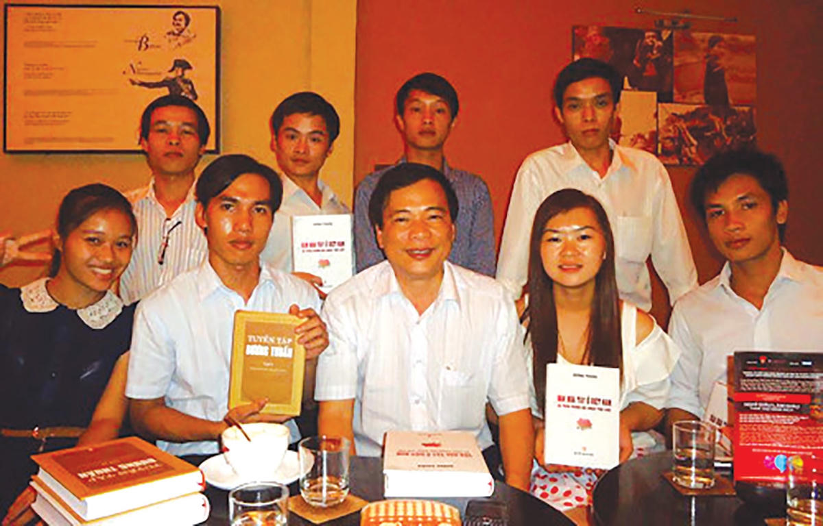 Nhà thơ Dương Thuấn với độc giả yêu thơ ông.