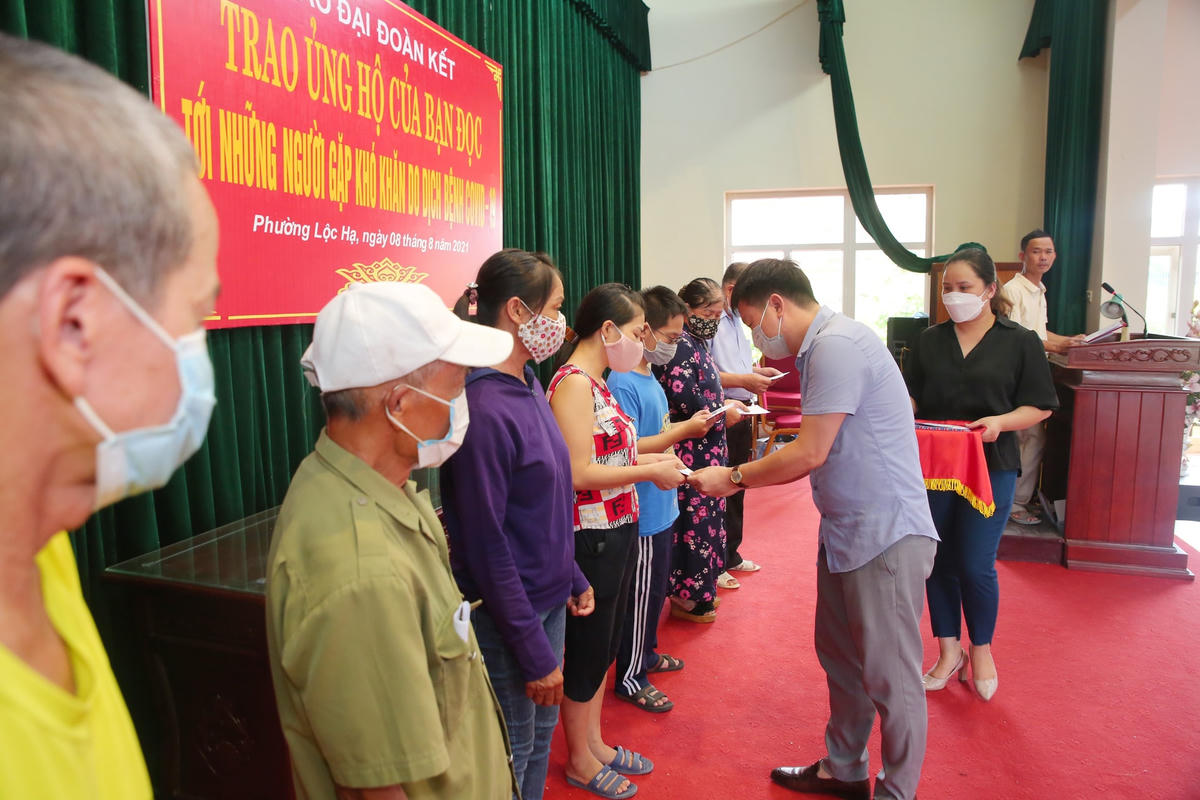Ông Hoàng Quang Khoa, Chủ tịch Ủy ban MTTQ Việt Nam thành phố Nam Định trao tiền ủng hộ tới người dân địa phương. Ảnh: Viết Dư.