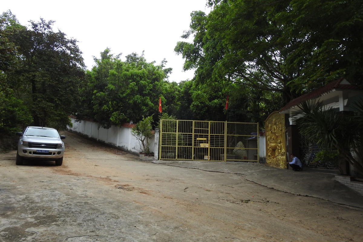 Xe của tổ công tác Kiểm lâm Đà Nẵng tại khu biệt phủ sáng 19/4. Ảnh Thanh Tùng.