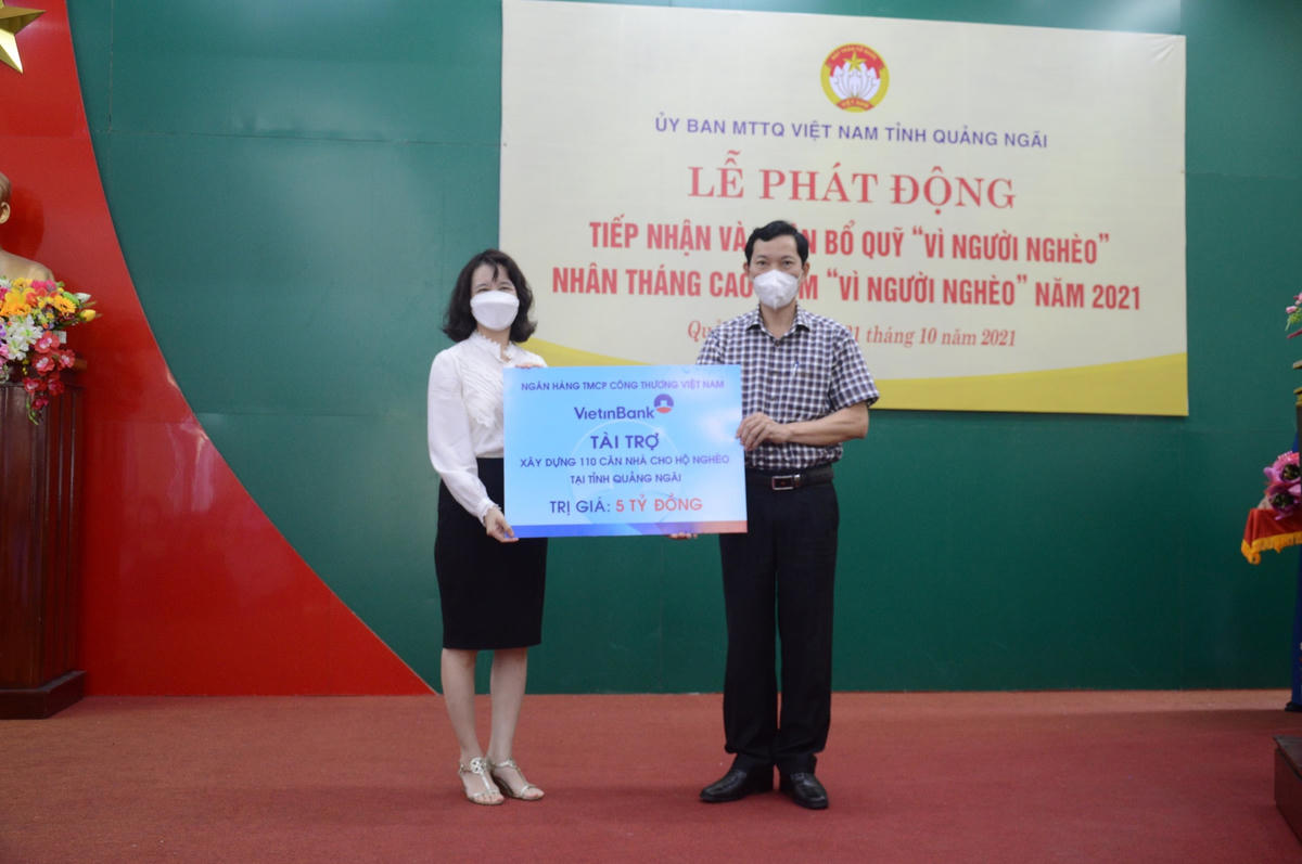 Ngân hàng TMCP Công thương Việt Nam trao quỹ ủng hộ.