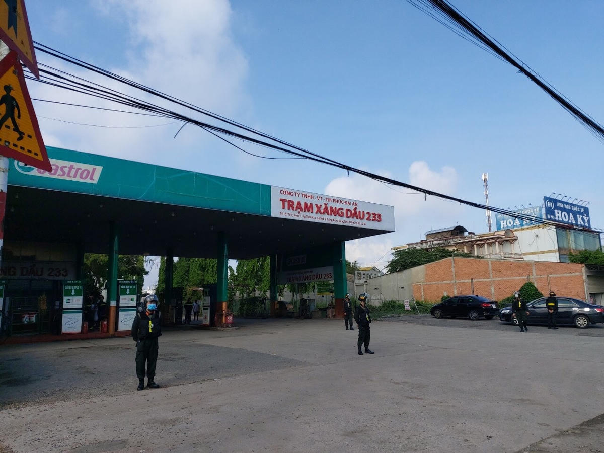 Cảnh sát cơ động đang bảo vệ hiện trường trạm xăng dầu 233 ở huyện Trảng Bom, Đồng Nai.