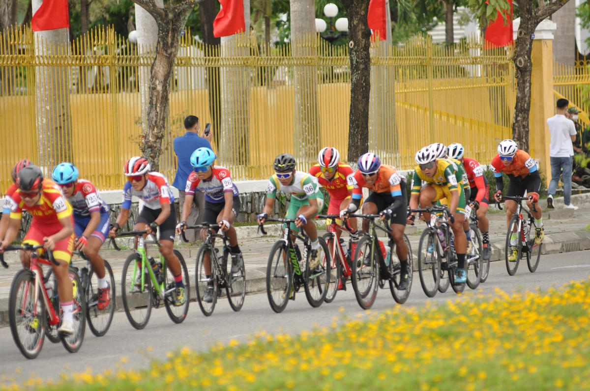 Các tay đua tung nước rút về đích.