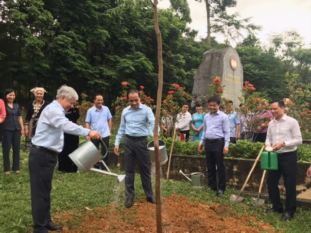 Chủ tịch Đỗ Văn Chiến trồng cây lưu liệm tại Di tích lịch sử Mặt trận Dân tộc thống nhất Việt Nam.