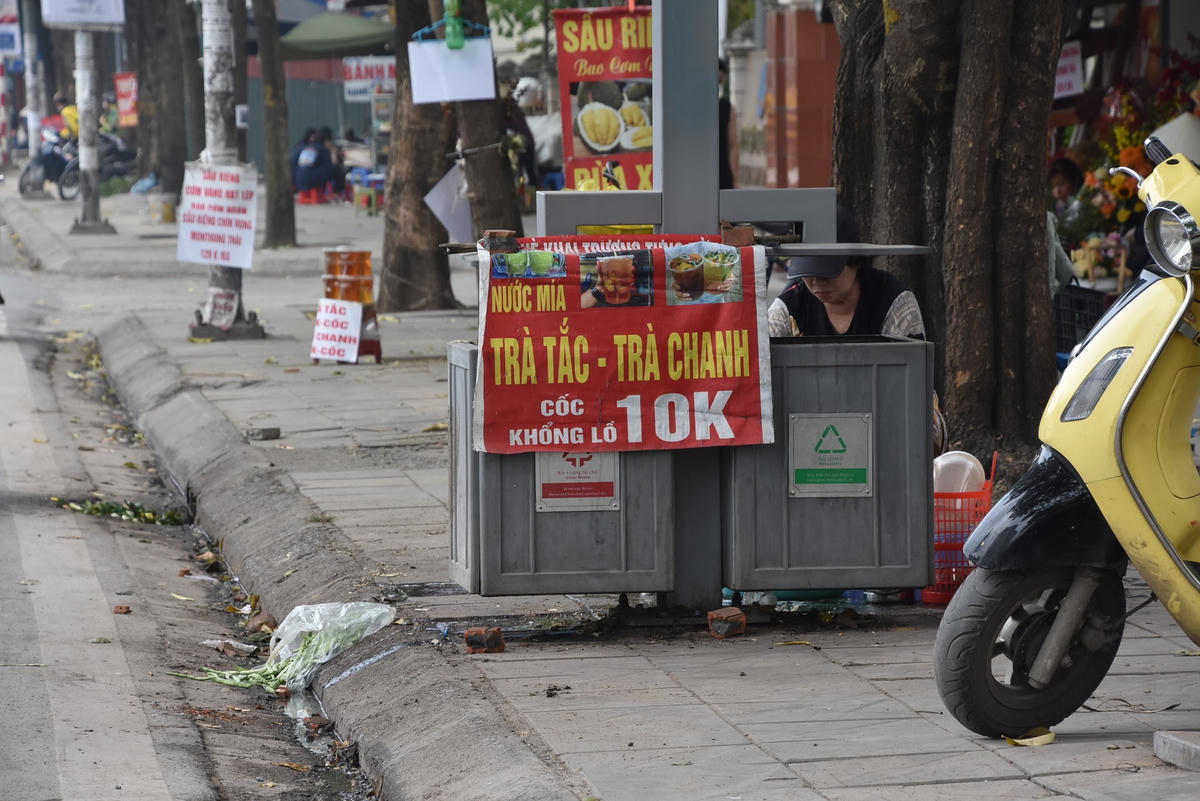 Trên đường Nguyễn Chí Thanh, nhiều thùng rác công nghệ còn trở thành nơi dán những biển quảng cáo như thế này. 