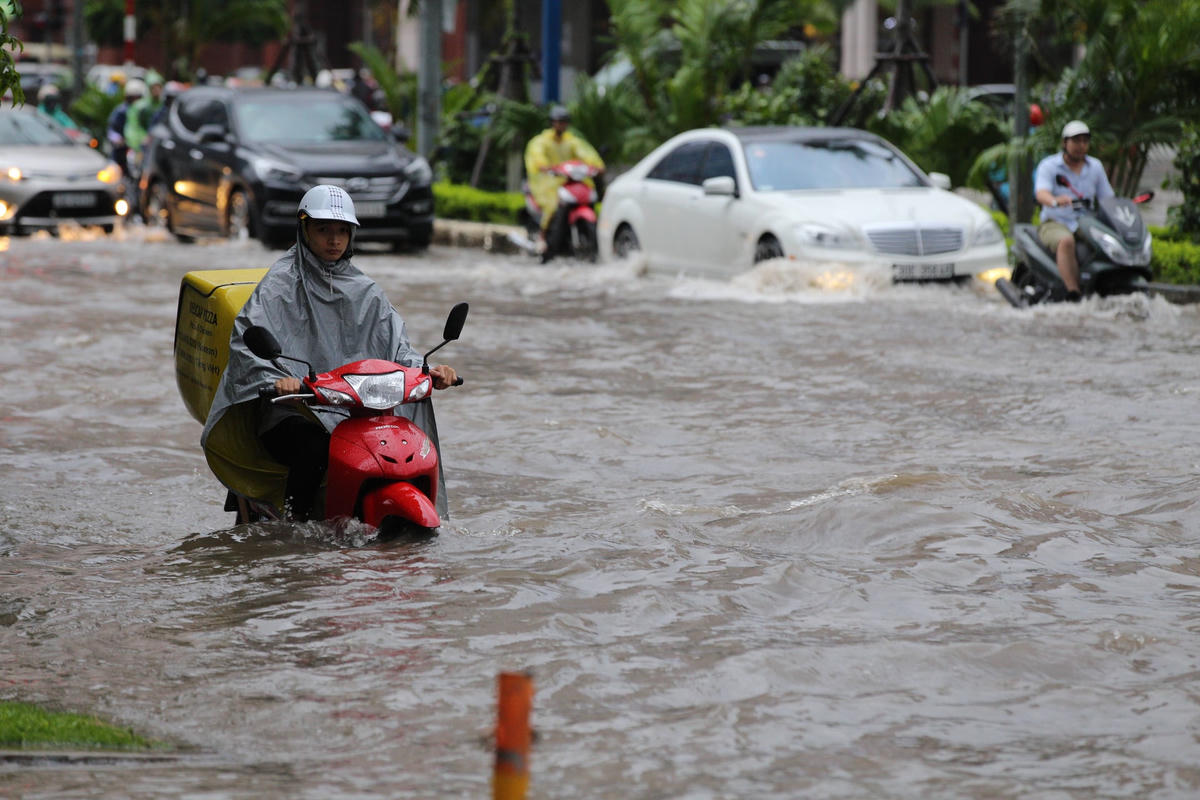 Cứ mưa lớn là nhiều tuyến phố ở Hà Nội biến thành sông. Ảnh: Quang Vinh.