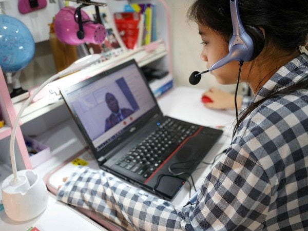 Học sinh học trực tuyến phòng Covid-19. (Ảnh: Thanh Tùng/TTXVN).