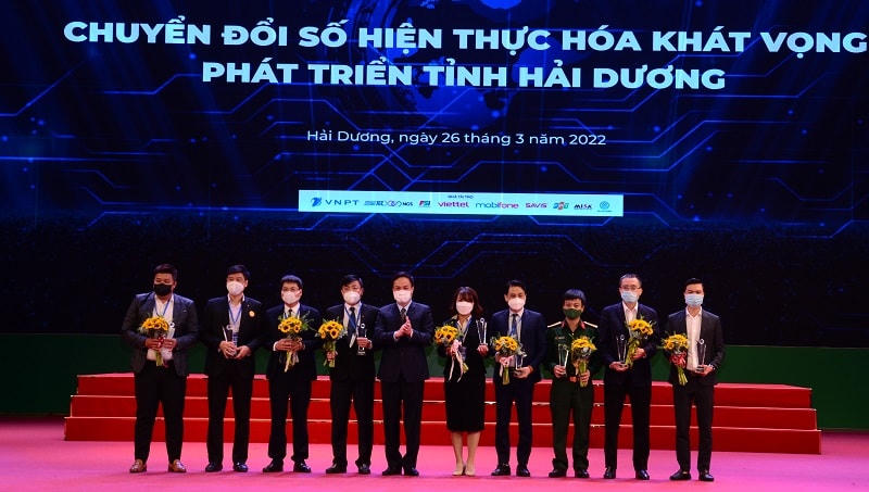 Chủ tịch UBND tỉnh Hải Dương Triệu Thế Hùng tặng hoa các doanh nghiệp hợp tác với tỉnh Hải Dương trong triển khai chuyển đổi số.