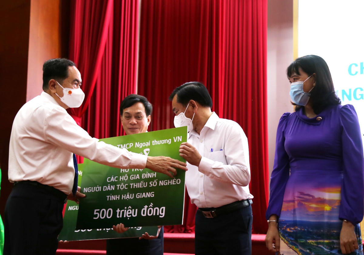 Phó Chủ tịch Thường trực Quốc hội Trần Thanh Mẫn trao tiền hỗ trợ đồng bào dân tộc các địa phương vùng ĐBSCL. 